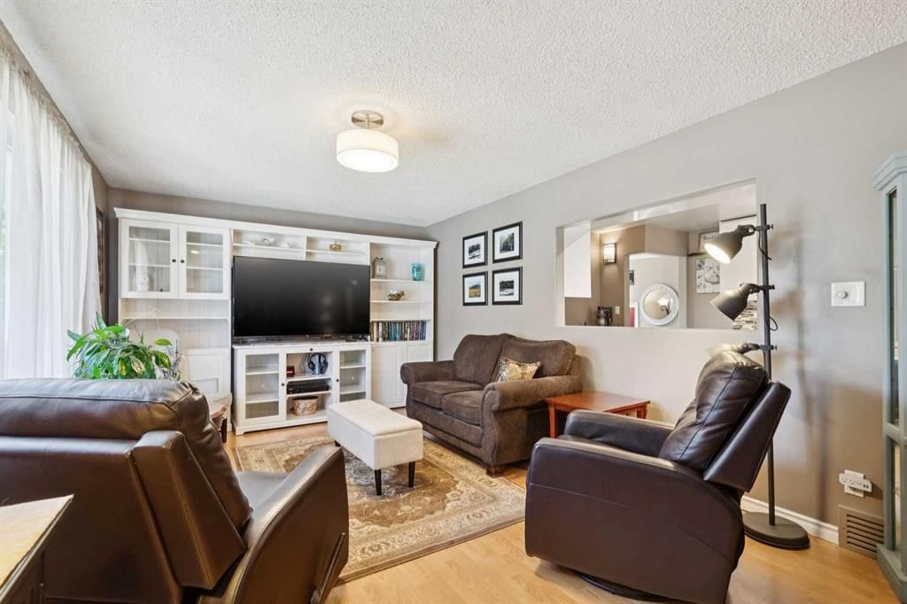 6111 Bow Crescent NW, Calgary — photo 4 of 34