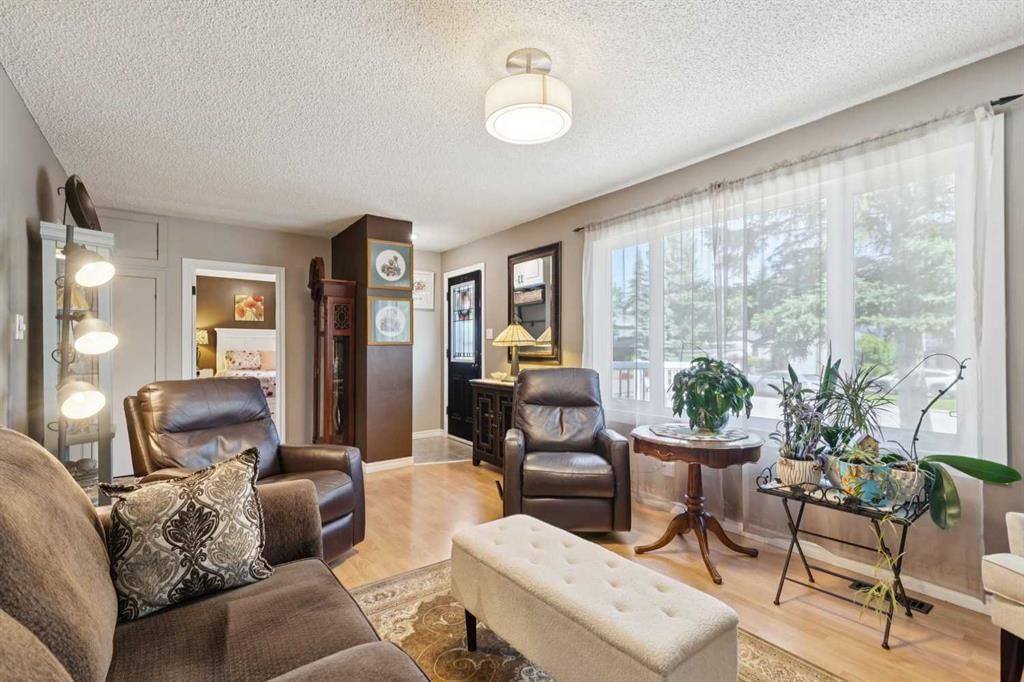 6111 Bow Crescent NW, Calgary — photo 5 of 34
