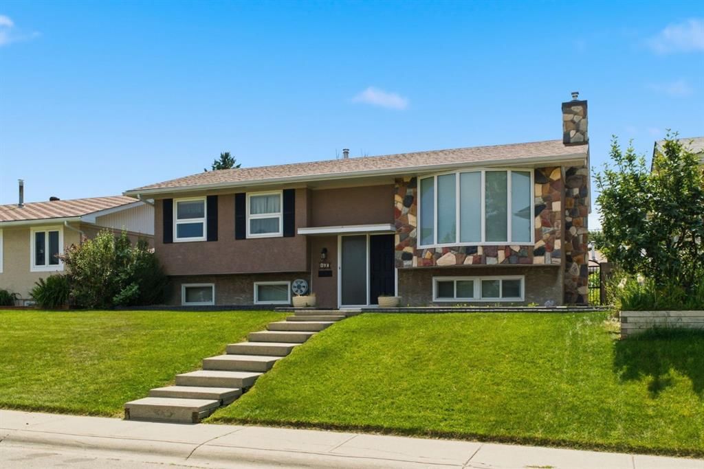 160 Marbrooke Circle NE, Calgary — photo 2 of 50