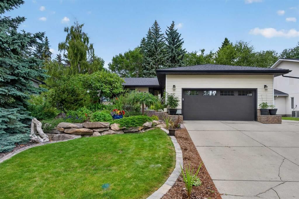 22 Varmoor Place NW, Calgary — main listing photo