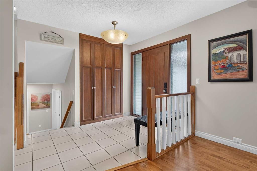 22 Varmoor Place NW, Calgary — photo 5 of 49