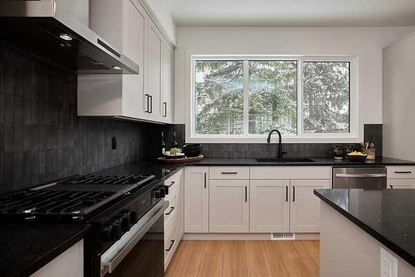 417 Shawnee Terrace SW, Calgary — photo 4 of 12