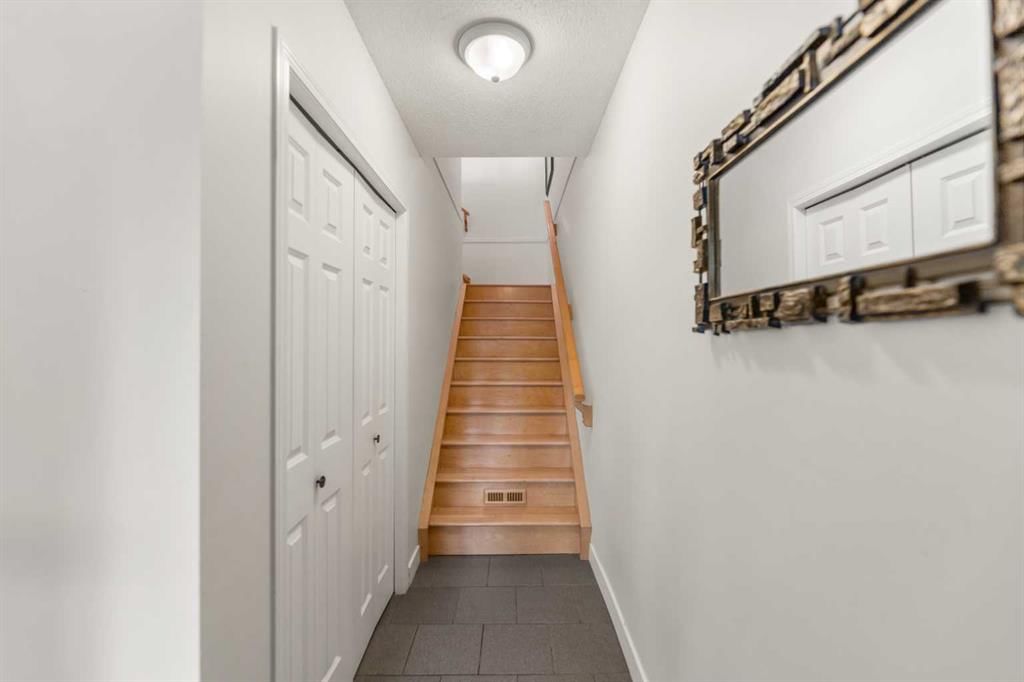 472 Regal Park NE, Calgary — photo 2 of 47