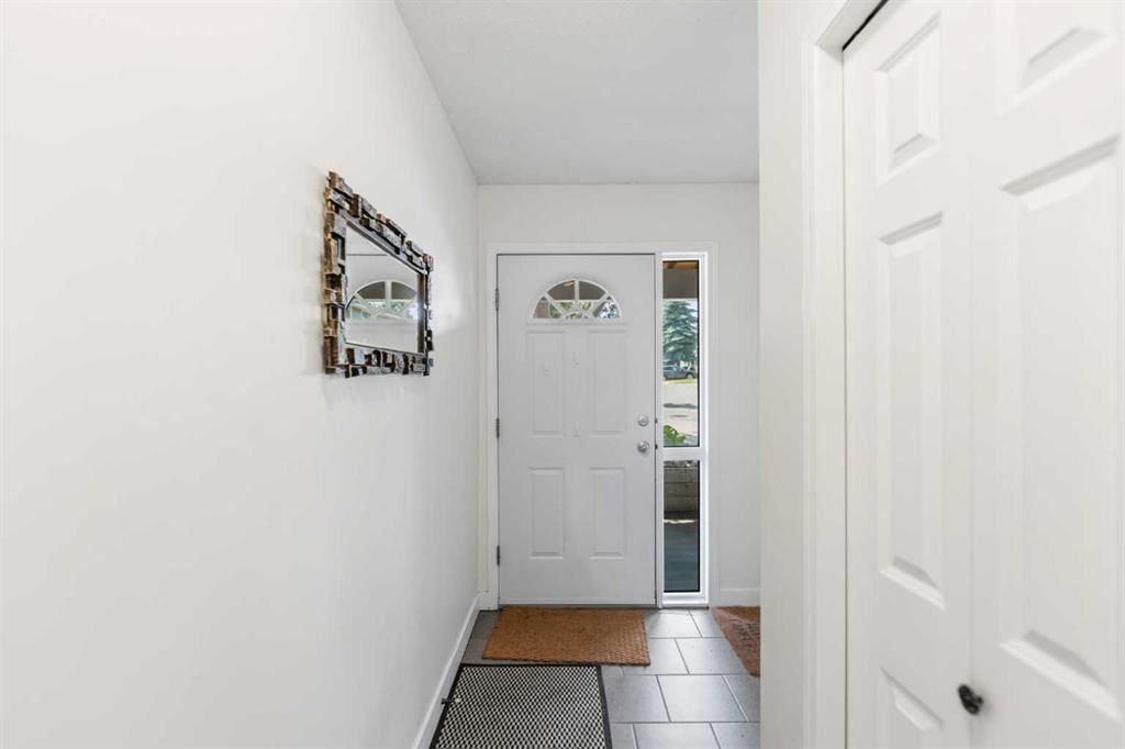 472 Regal Park NE, Calgary — photo 3 of 47