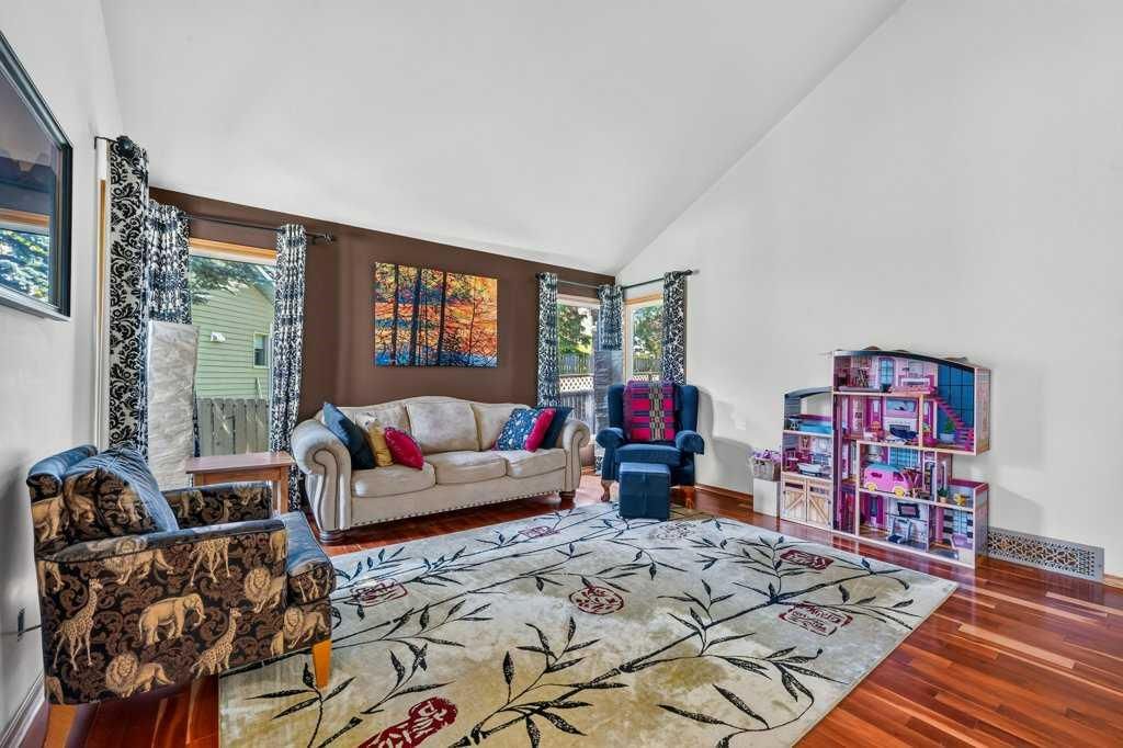 128 Santana Court NW, Calgary — photo 3 of 42