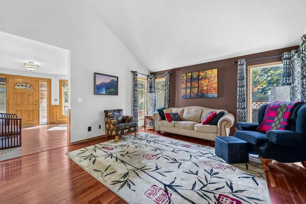 128 Santana Court NW, Calgary — photo 4 of 42