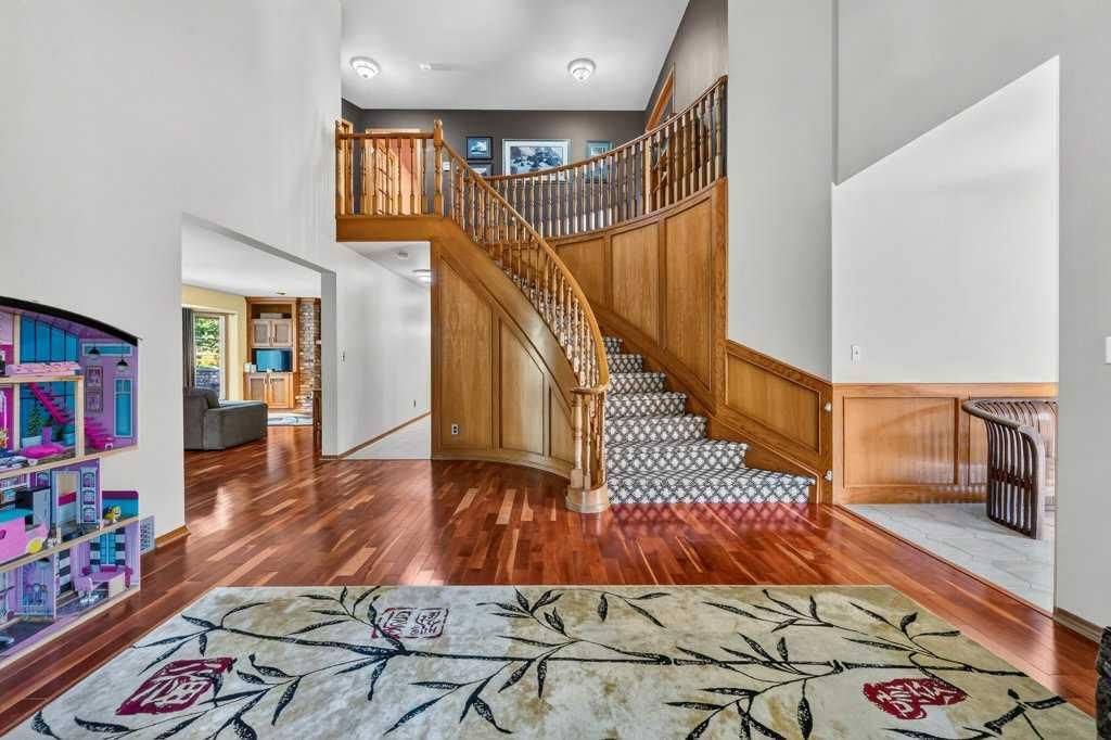 128 Santana Court NW, Calgary — photo 5 of 42