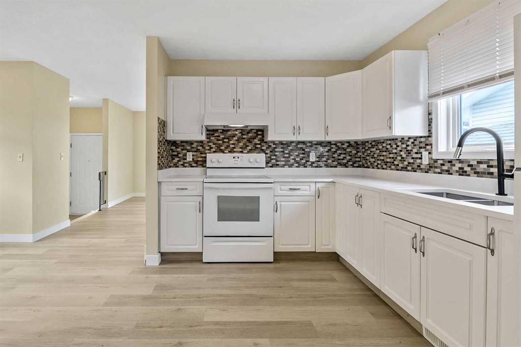 27 Aberdare Crescent NE, Calgary — photo 4 of 38