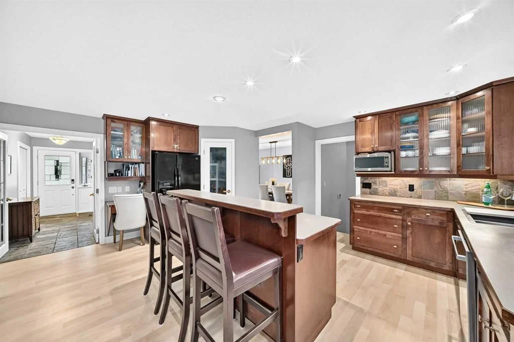 520 Oakwood Place SW, Calgary — photo 3 of 46