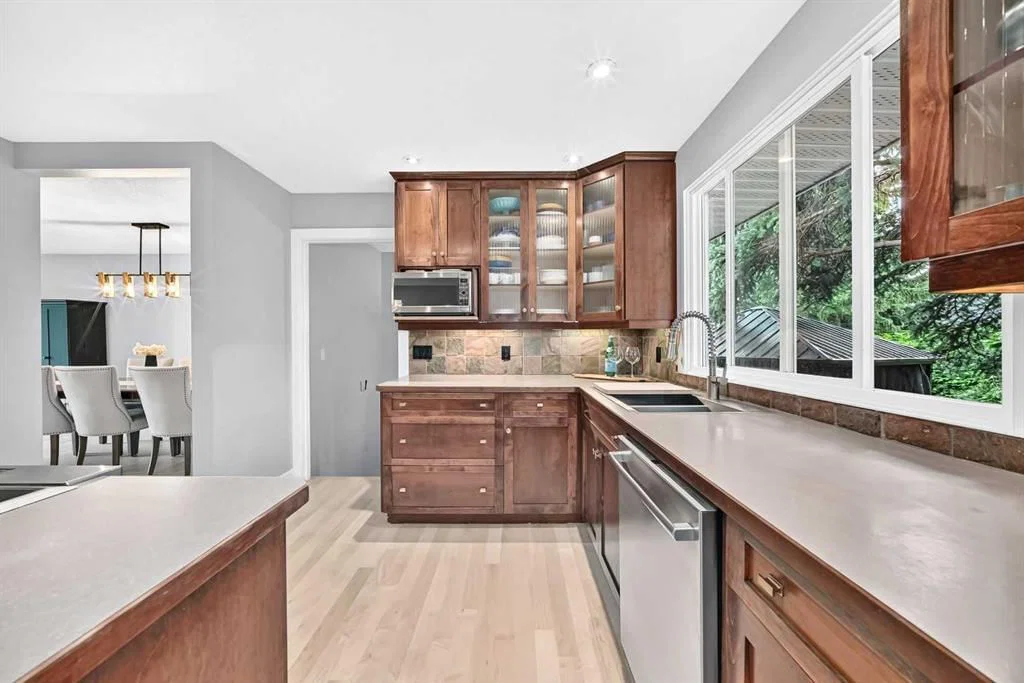 520 Oakwood Place SW, Calgary — photo 4 of 46