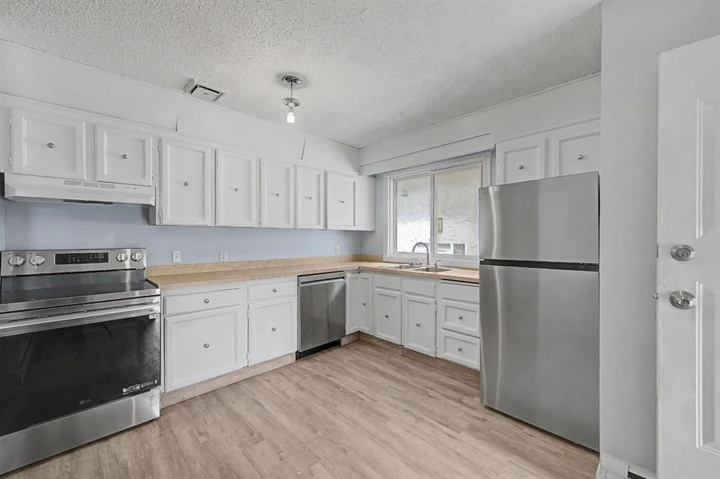 4004 79 Street NW, Calgary — photo 4 of 45