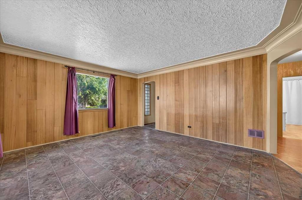 1739 19 Avenue NW, Calgary — photo 4 of 14