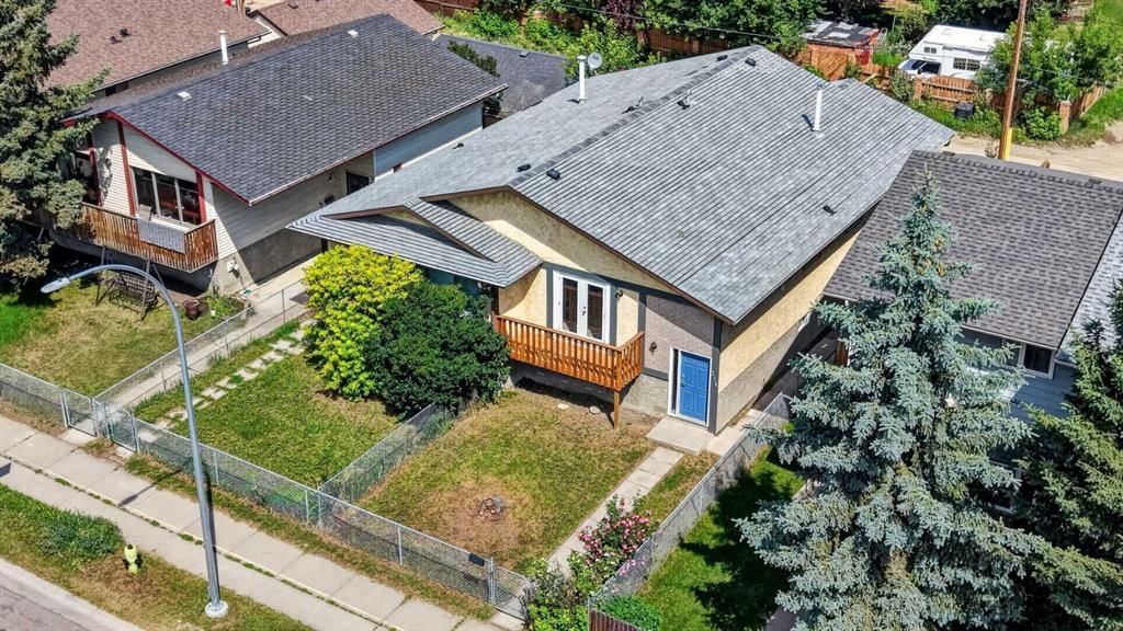 218 Bermuda Drive NW, Calgary — photo 2 of 49