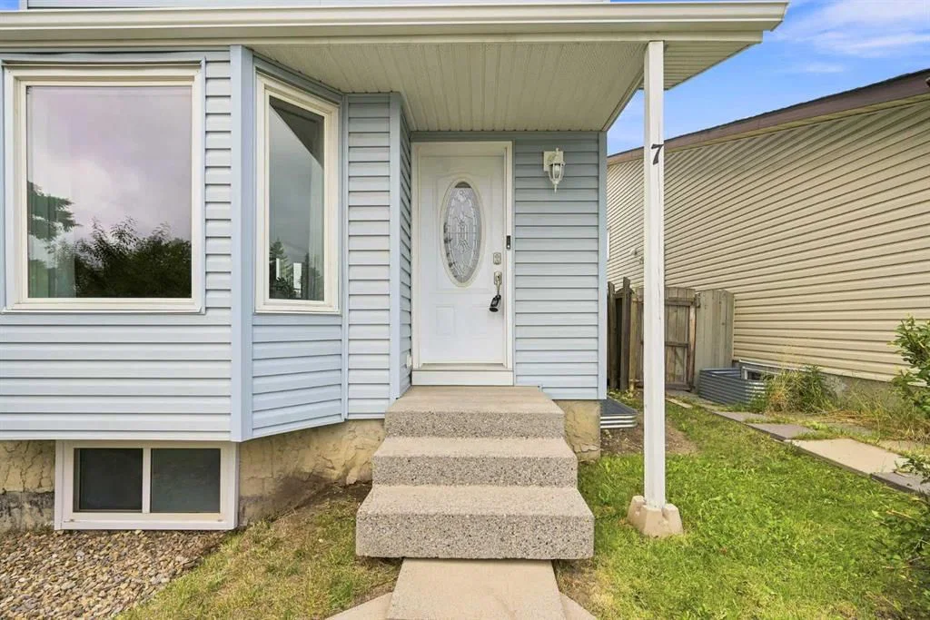 7 Falshire Close NE, Calgary — photo 3 of 44