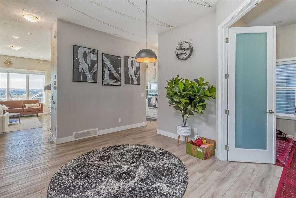 155 Lucas Terrace NW, Calgary — photo 2 of 20