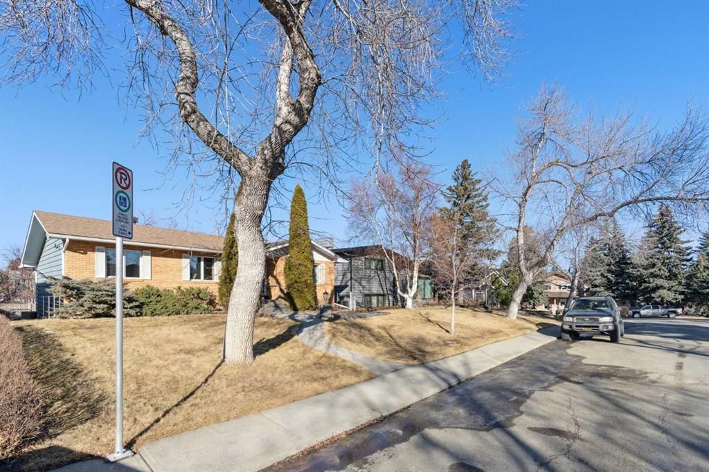 34 Rosery Drive NW, Calgary — photo 2 of 43