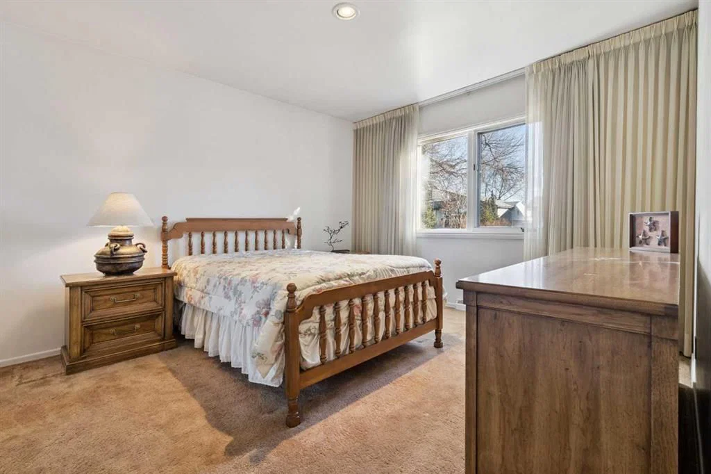 34 Rosery Drive NW, Calgary — photo 4 of 43