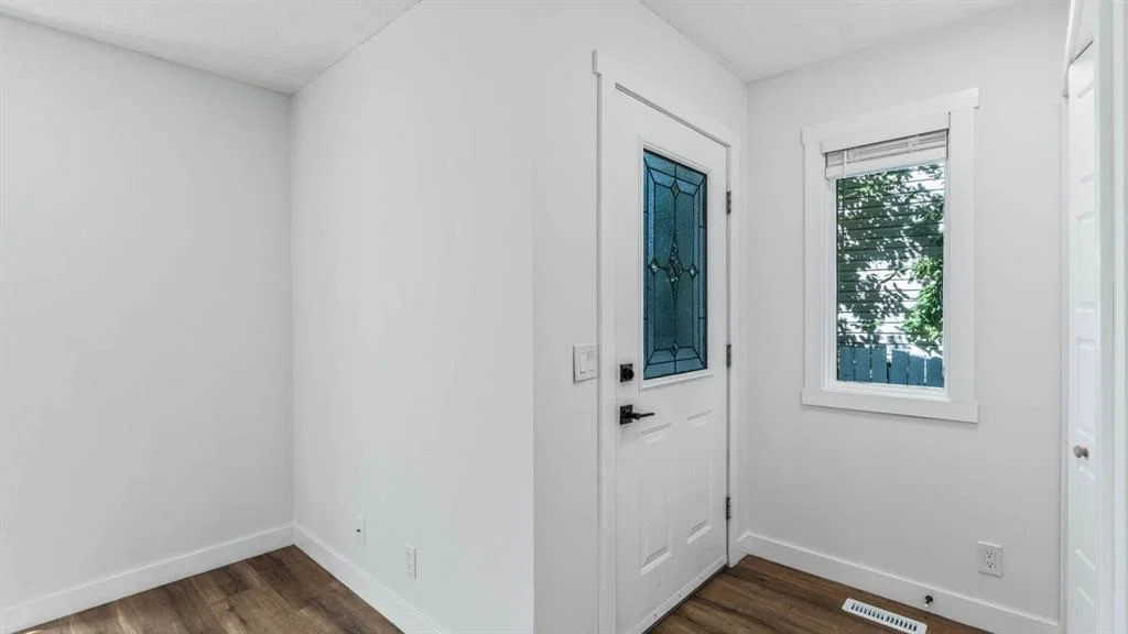 15 Taraglen Court NE, Calgary — photo 4 of 47