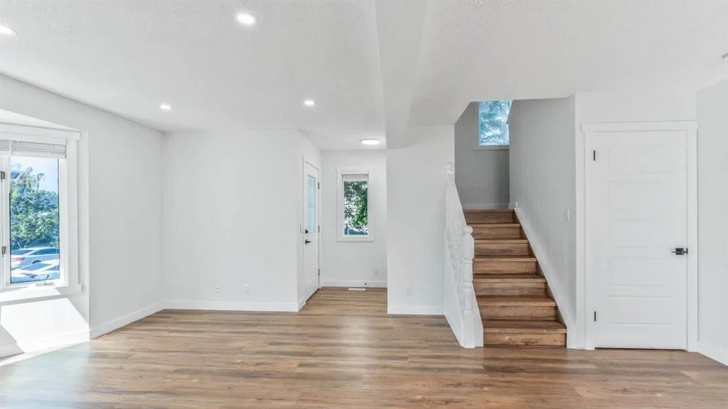 15 Taraglen Court NE, Calgary — photo 5 of 47
