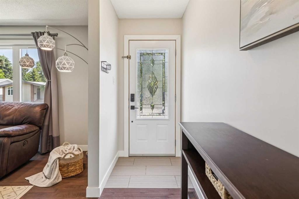 241 Allan Crescent SE, Calgary — photo 4 of 42
