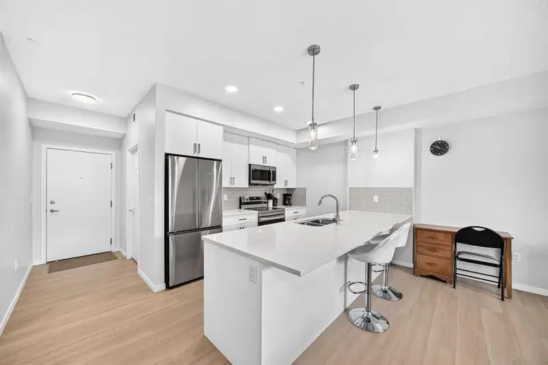 2204, 33 Carringham Gate NW, Calgary — photo 5 of 24