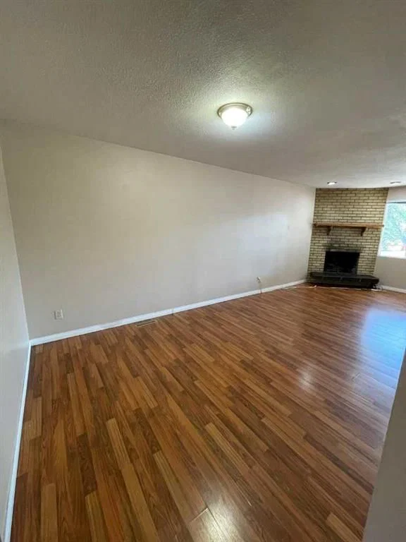4222 40 Avenue NW, Calgary — photo 2 of 46
