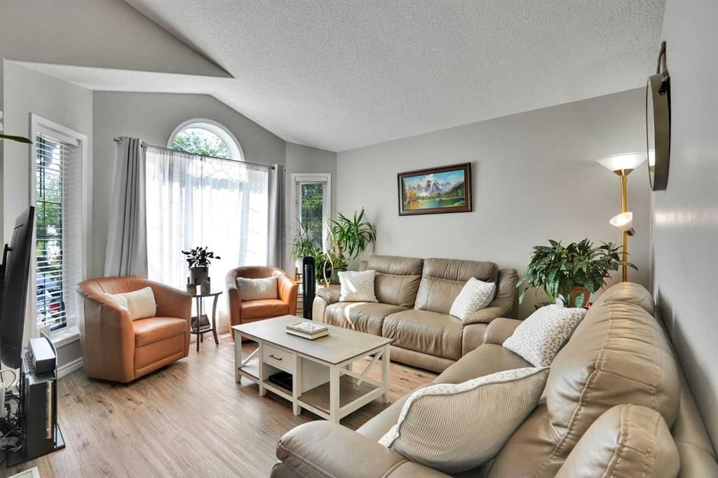 7237 Laguna Way NE, Calgary — photo 2 of 50