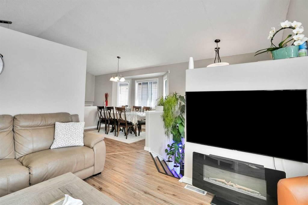 7237 Laguna Way NE, Calgary — photo 3 of 50