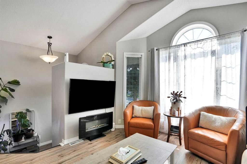 7237 Laguna Way NE, Calgary — photo 4 of 50