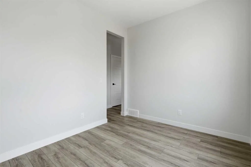 8581 Huxbury Drive NE, Calgary — photo 5 of 34