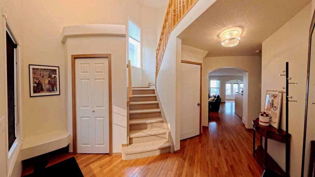 210 Panamount Hill NW, Calgary — photo 5 of 36