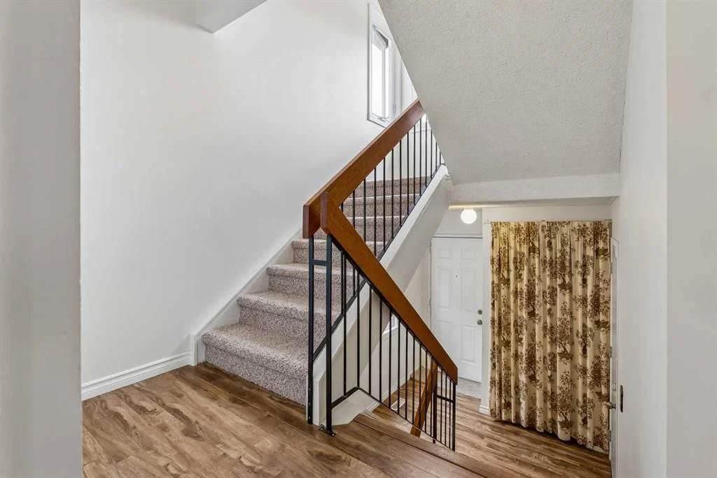 1491 Berkley Drive NW, Calgary — photo 3 of 28
