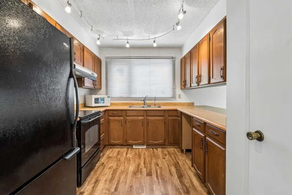 1491 Berkley Drive NW, Calgary — photo 4 of 28