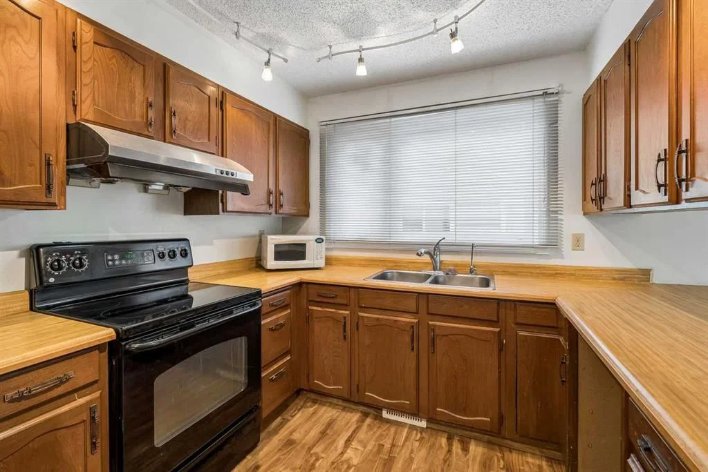 1491 Berkley Drive NW, Calgary — photo 5 of 28