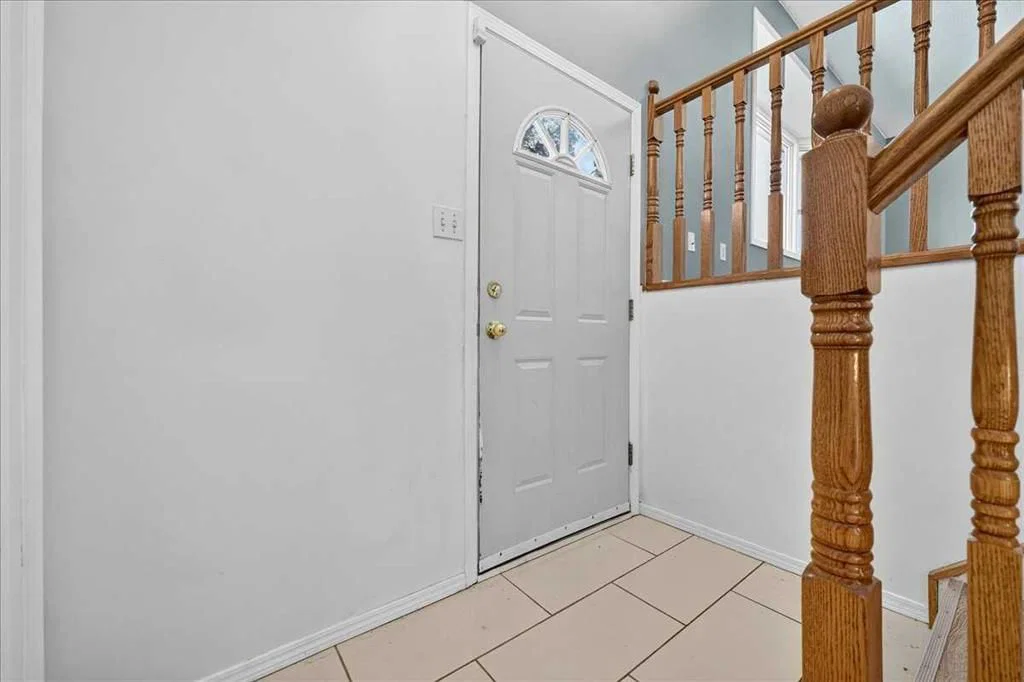 4711 Montana Drive NW, Calgary — photo 4 of 46