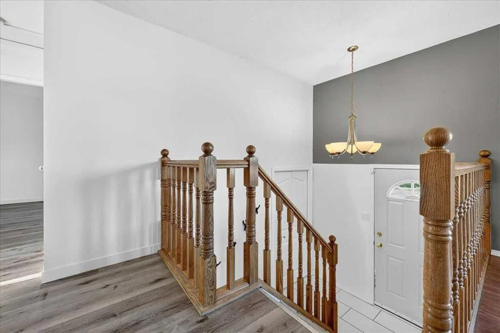 4711 Montana Drive NW, Calgary — photo 5 of 46