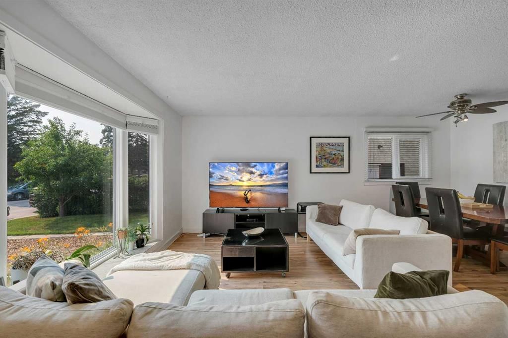 6608 Bowwood Drive NW, Calgary — photo 4 of 49