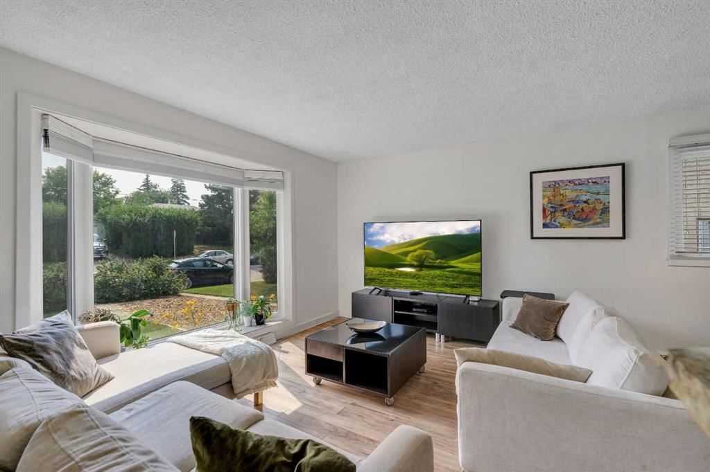 6608 Bowwood Drive NW, Calgary — photo 5 of 49