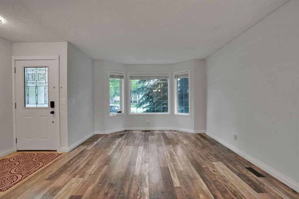 7152 Sierra Morena Boulevard SW, Calgary — photo 3 of 45
