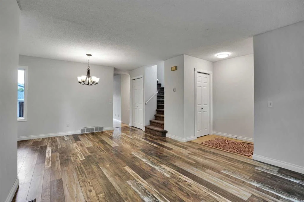 7152 Sierra Morena Boulevard SW, Calgary — photo 4 of 45