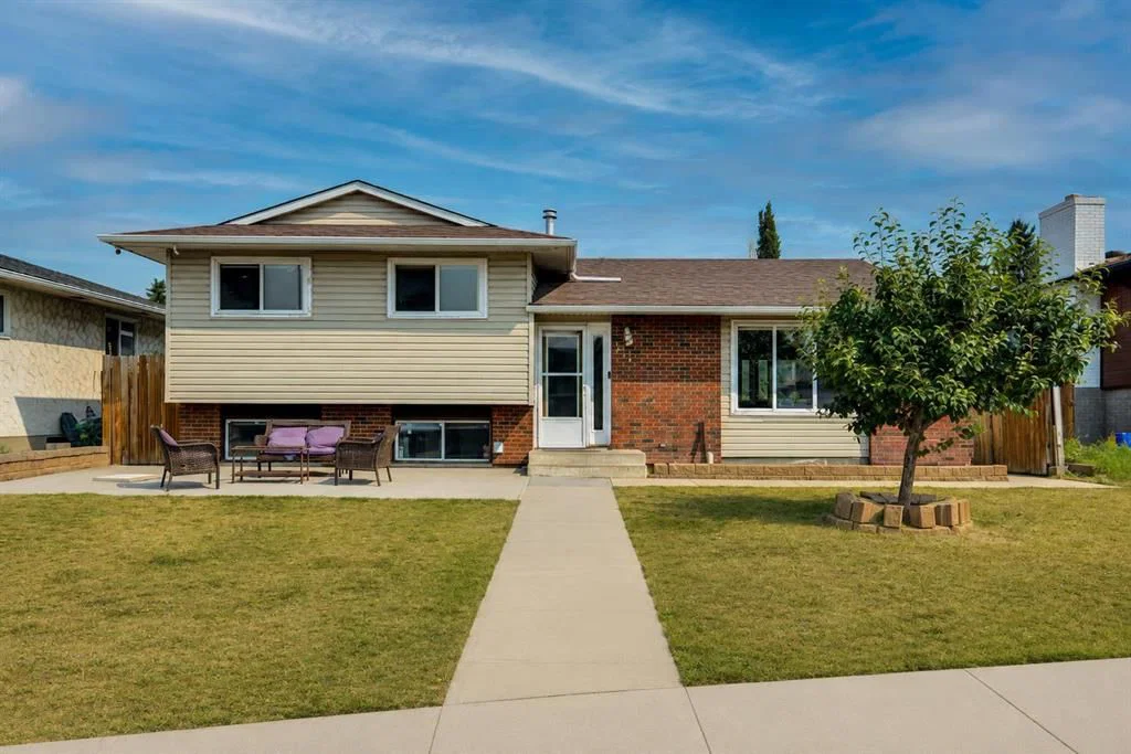 212 Pinetree Place NE, Calgary — main listing photo