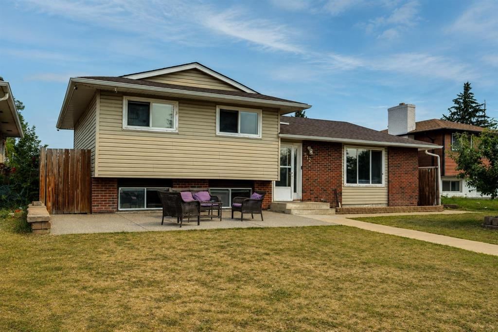 212 Pinetree Place NE, Calgary — photo 2 of 48