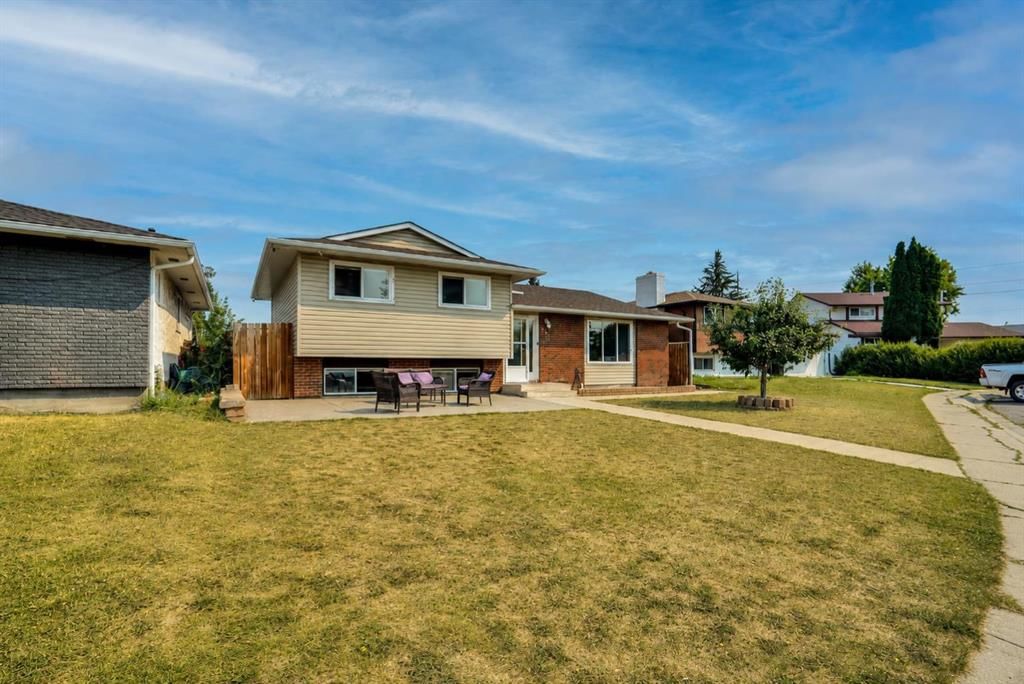 212 Pinetree Place NE, Calgary — photo 3 of 48
