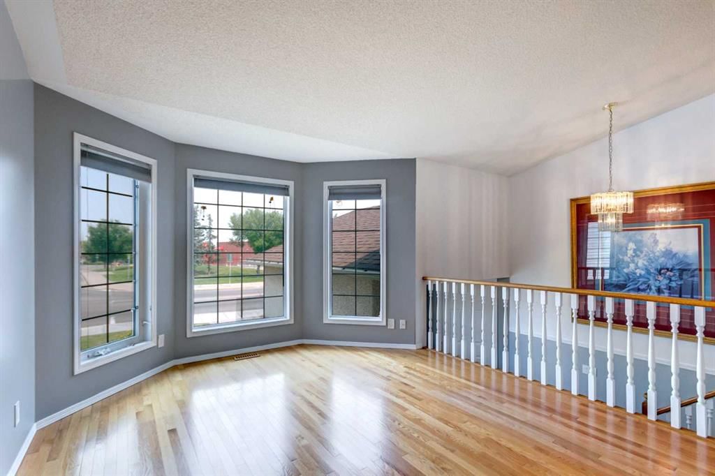 411 Shawinigan Drive SW, Calgary — photo 4 of 34