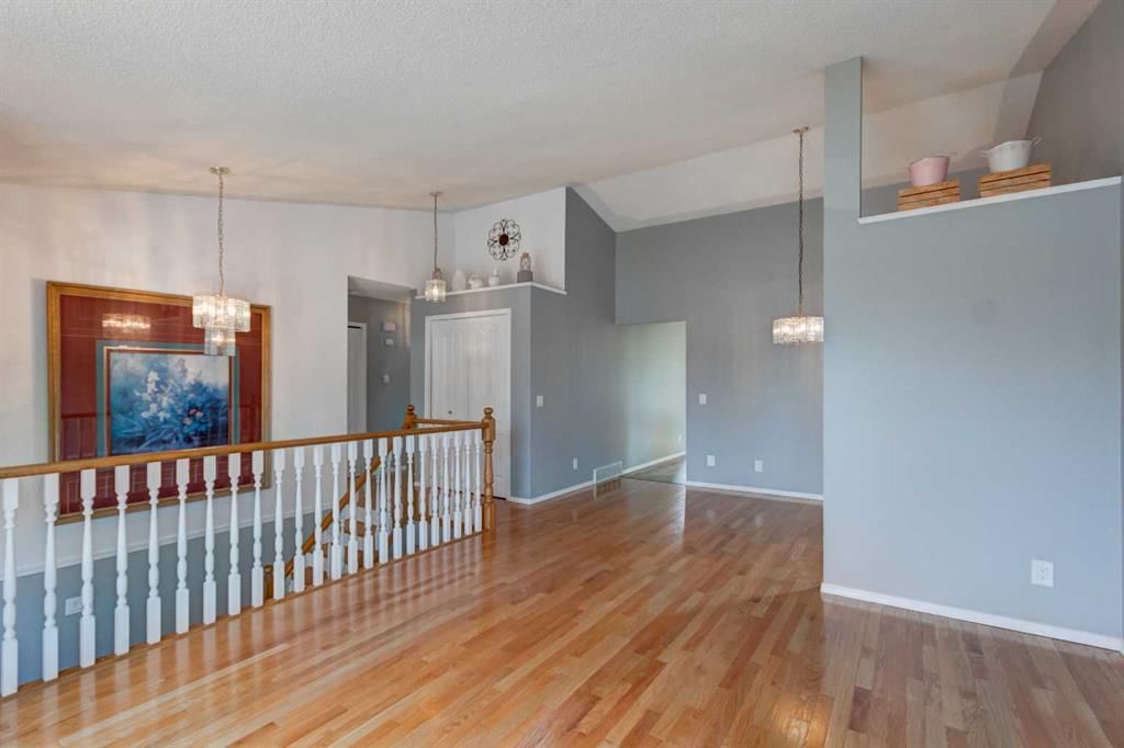 411 Shawinigan Drive SW, Calgary — photo 5 of 34