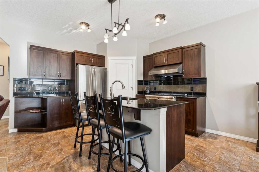 645 Panatella Boulevard NW, Calgary — photo 5 of 35
