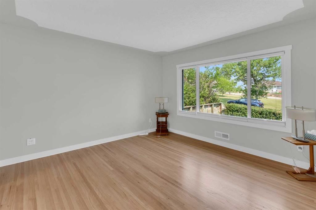 1 Thorncliffe Crescent NW, Calgary — photo 2 of 48