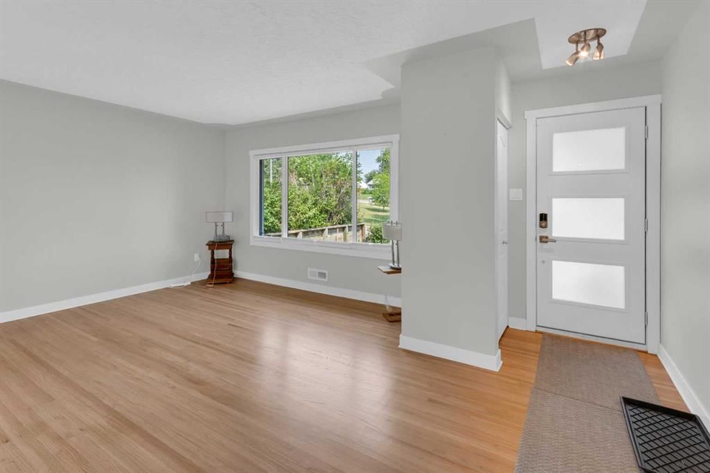 1 Thorncliffe Crescent NW, Calgary — photo 4 of 48