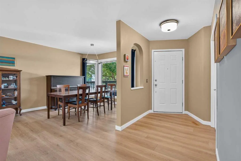 113 Riverview Court W, Calgary — photo 3 of 43