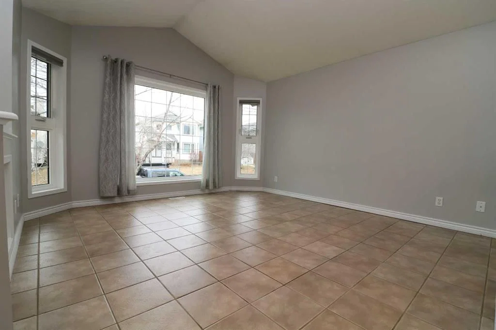 52 Mt Aberdeen Circle SE, Calgary — photo 4 of 28
